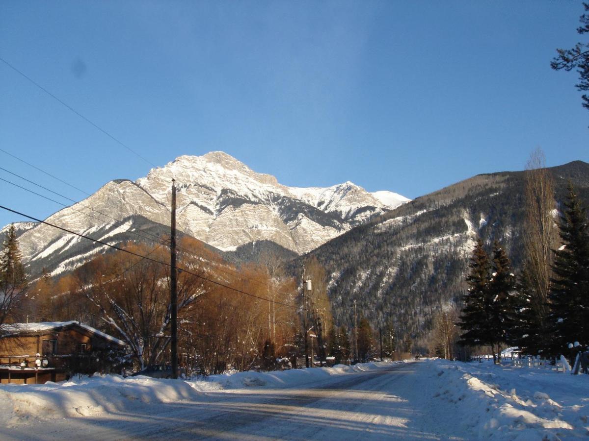 Kicking Horse Kabins Golden Exterior foto