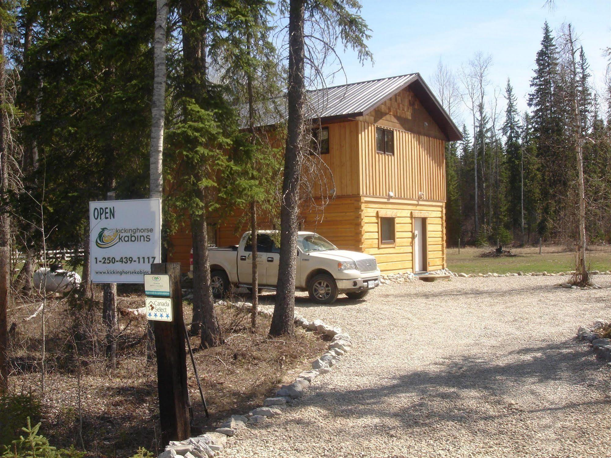 Kicking Horse Kabins Golden Exterior foto