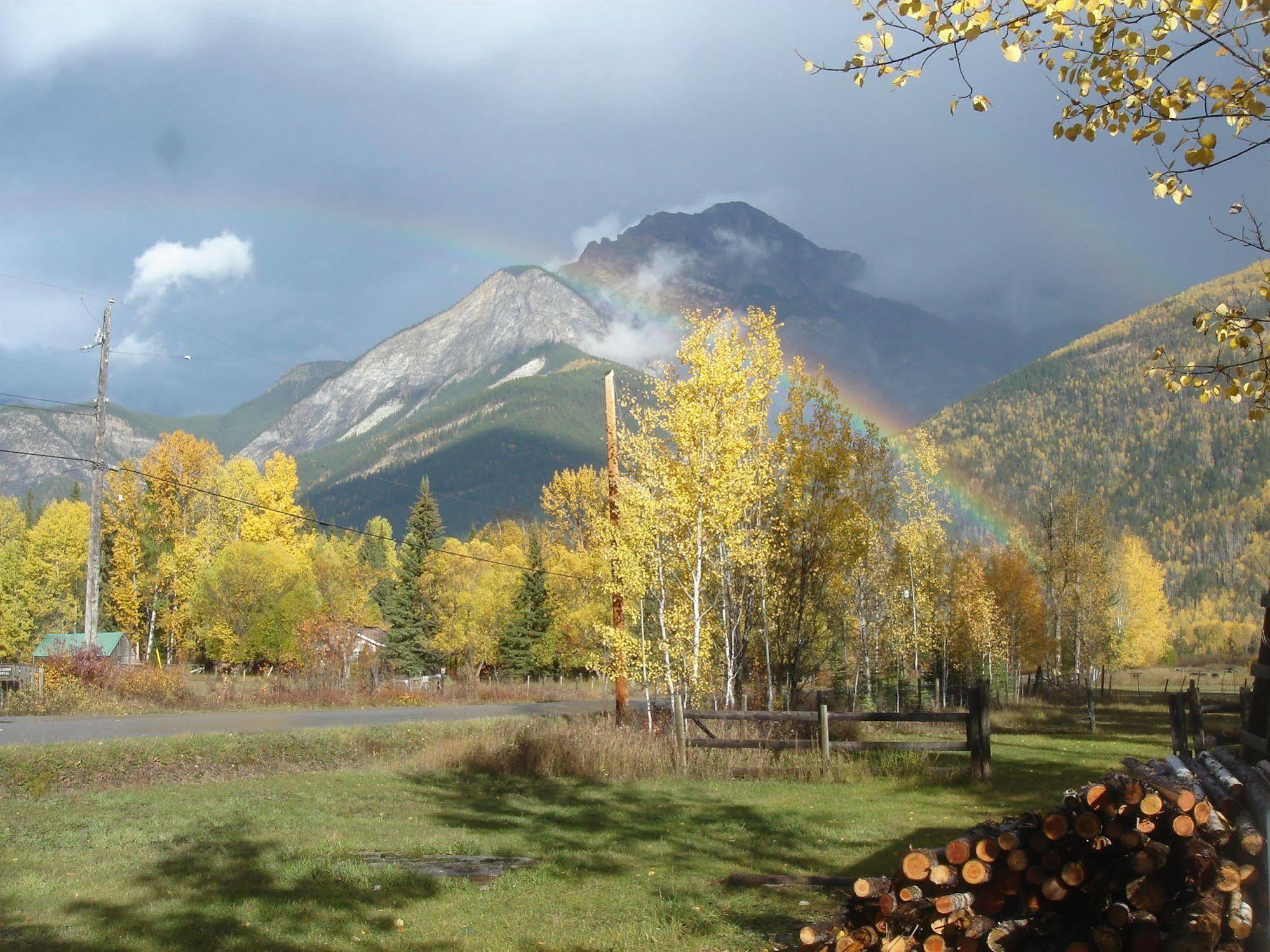 Kicking Horse Kabins Golden Exterior foto