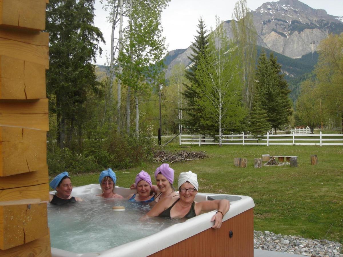 Kicking Horse Kabins Golden Exterior foto